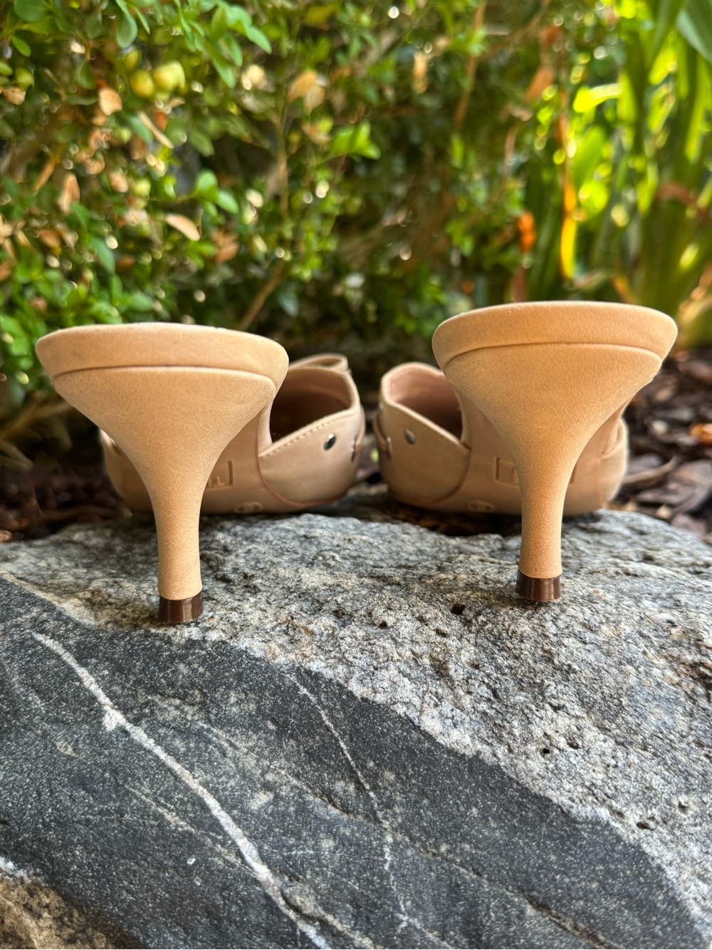 Time and Tru Tan Pointed-Toe Slip-On Mules with Grommet Bow sz 8 - Picture 3 of 5
